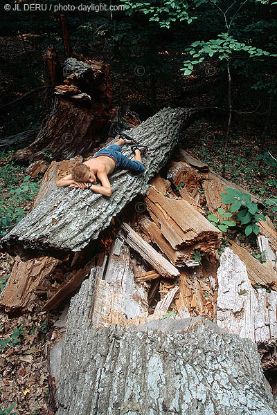 garon sur un tronc d'arbre - boy on a tree trunk